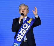 Gyeonggi Gov. Lee Jae-myung comes out of second primary super week victorious