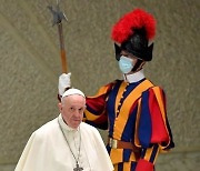 코로나 백신 접종 거부한 교황 근위병, 스위스로 귀국