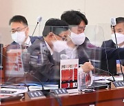 [국감] 국정감사와 관계없는 피켓 떼어내는 與