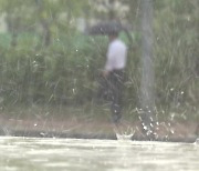 [날씨] 중부 흐리고 산발적 비..강원 중북부 100mm↑