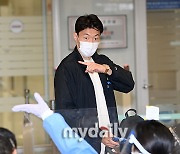 [MD포토] 황의조 '어디로 나가는거죠?'