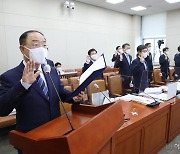 [헤럴드pic] 선서하는 홍남기 경제부총리 겸 기획재정부 장관