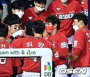 'KBO 최고령 20-20 클럽' 추신수, 격한 축하에 '급정색' [사진]