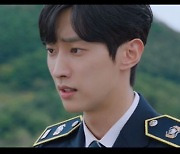 '경찰수업' 진영X정수정 포옹→키스 '항상 곁에'[별별TV]