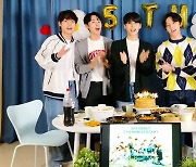 '데뷔 5주년' SF9 "옆에 있어줘서 감사..지팡이로 응원봉 만들 때까지 함께 해" [V라이브]