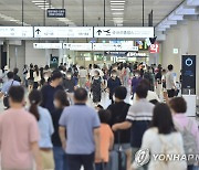 연휴 마지막 날 붐비는 제주공항