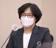 답변하는 윤순진 탄소중립위원회 민간위원장