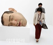 [포토]리움미술관에 설치된 론 뮤익의 마스크 Ⅱ