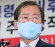 취재진 질문에 답하는 홍준표