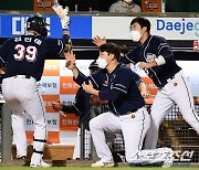 [포토] 대타 김인태, 역전 스리런포 폭발