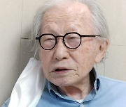 106살 최고령 현역 김병기 화백 신작으로 \'파리 나들이\'