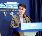 '법카 논란' 장하성 "유흥업소? 홀에 노래방있는 음식점이었다"