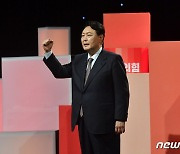 윤석열 "나는 무속인 안 만나, 여자들이 점도 보러 다니지만" 논란