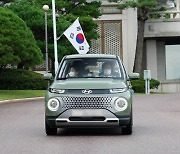 문대통령 직접 산 '캐스퍼' 받았다..김정숙 여사 태우고 "좋다"