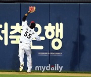 [MD포토] 채은성 '추신수 안타 지운 수비'