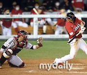 [MD포토] 김찬형 '임찬규 강판시킨 안타'