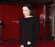 [MD포토] 김지성, '트임 드레스로 살짝 드러내며'