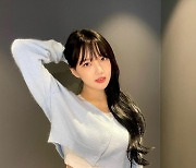 예린, 개미 허리·흑발..과감한 '데일리룩' 완성