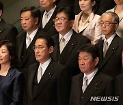 기시다 내각 첫 지지율 45%로 '부진'..아베色에 '반감'