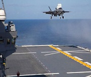 日 호위함 '이즈모'서 F-35B 이착륙 성공