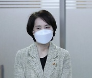 대학 교육회복위원회 회의 참석하는 유은혜 부총리