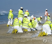 '기름 유출' 미 캘리포니아 해변서 제거 작업하는 인부들