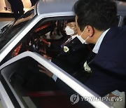 포니 컨셉트카 살펴보는 박진규 차관