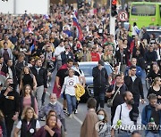 코로나 백신 의무화 반대하며 행진하는 슬로베니아인들