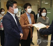 공익감사청구서 제출하는 국민의힘 의원들과 대장동 주민들