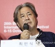 답변하는 배우 최민식