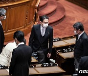 자리 뜨는 기시다 日 총리