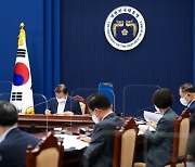 문 대통령, '탄소중립 장관회의'서 홍남기 부총리를 지목한 이유는