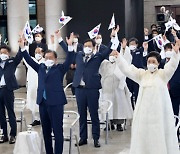 청와대 "일본과 미래지향적 관계 기대..현안 해결 방안 모색 위해 함께 노력할 것"