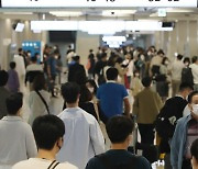 Airports bustle ahead of Hangul Day holiday despite high Covid cases