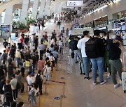 "방역수칙 지키며 여행"..연휴 앞두고 공항 인파