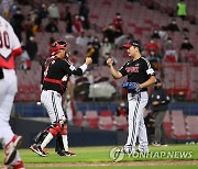 고우석·이성우 배터리 '실점 없이 막아냈어'