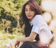 '역시 퀸' 김연아, 꽃밭에서 꽃들 기죽이는 미모 [N샷]