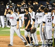 [포토] LG 김현수 '1위 KT전 승리라 더 기뻐'