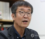 인터뷰하는 허문영 집행위원장