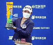 [포토] 메이저퀸 김수지 '하이트진로 21번째 우승컵에 맥주 가득'