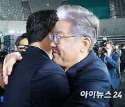 [포토]송영길과 포옹하는 이재명