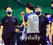 [MD포토] 심판에게 어필하는 삼성 이상민 감독