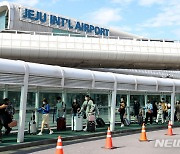 제주공항, 한글날 연휴에 '북적북적'