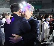 송영길 대표와 포옹하는 이재명 후보