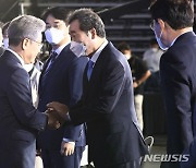 이낙연 후보와 인사하는 이재명 후보