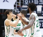 '허웅 26점' DB, KT 격파하고 시즌 첫 승