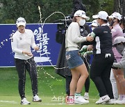 [포토]메이저퀸 김수지 '우승 축하 맥주 세레모니'