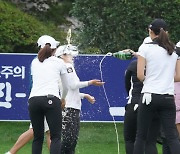 [포토]메이저퀸 김수지 '시원한 맥주로 우승 축하 세레모니'