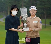 [포토]메이저퀸 김수지 '엄마와 메이저 우승의 기쁨을 함께'