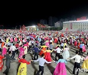 "환희로운 춤바다"..당 창건일 맞아 야회 벌인 북한 청년들